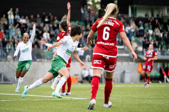 Hammarbys Maika Hamano jublar
