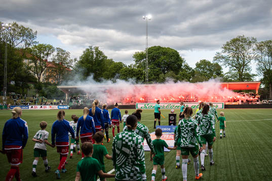 IFK Norrköpings och Hammarbys spelare gör entré på
