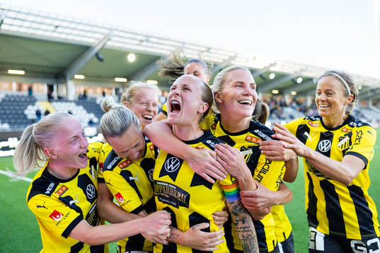 Häckens Filippa Curmark jublar med lagkamrater