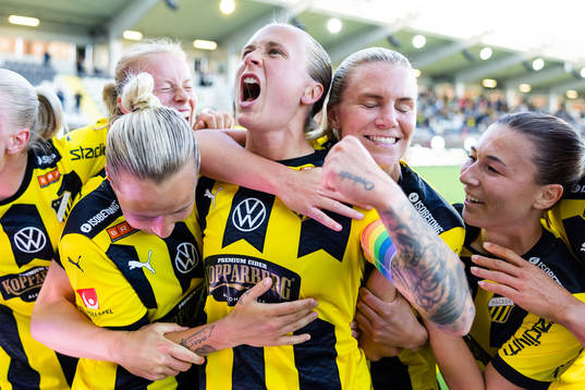 Häckens Filippa Curmark jublar med lagkamrater