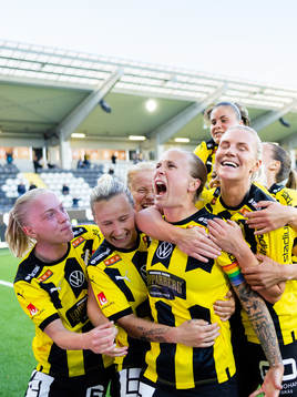 Häckens Filippa Curmark jublar med lagkamrater
