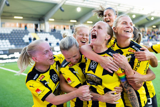 Häckens Filippa Curmark jublar med lagkamrater