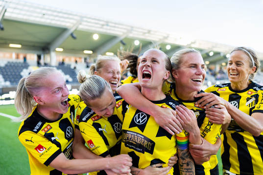 Häckens Filippa Curmark jublar med lagkamrater