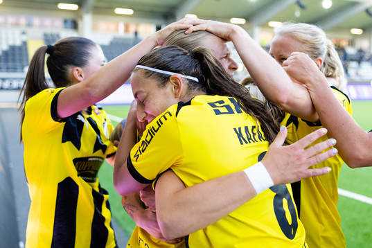 Häckens Filippa Curmark jublar med lagkamrater