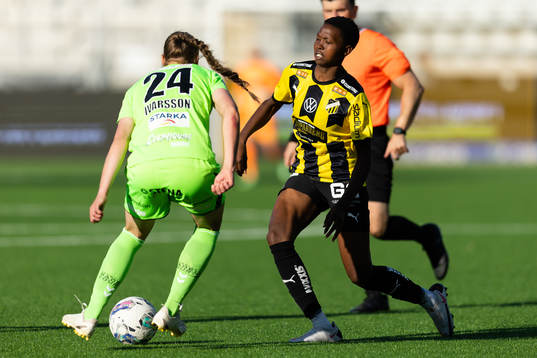 Kristianstads Therese Ivarsson och Häckens Aisha Masaka
