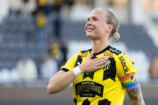 Häckens Filippa Curmark jublar och firar framför klacken