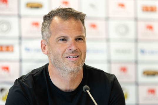 Häckens tränare Robert Vilahamn på presskonferensen