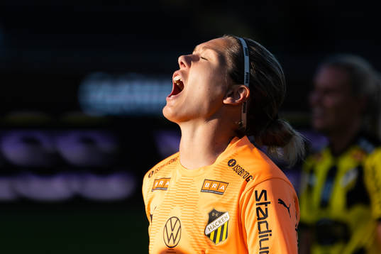 Häckens målvakt Jennifer Falk jublar