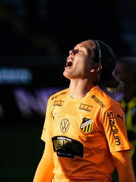 Häckens målvakt Jennifer Falk jublar