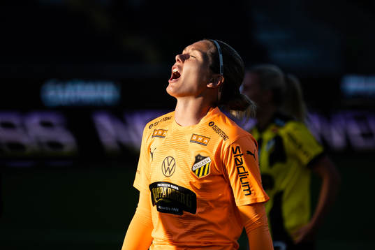 Häckens målvakt Jennifer Falk jublar