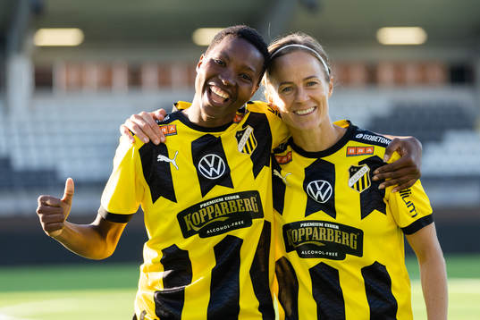 Häckens Aisha Masaka och Aivi Luik jublar