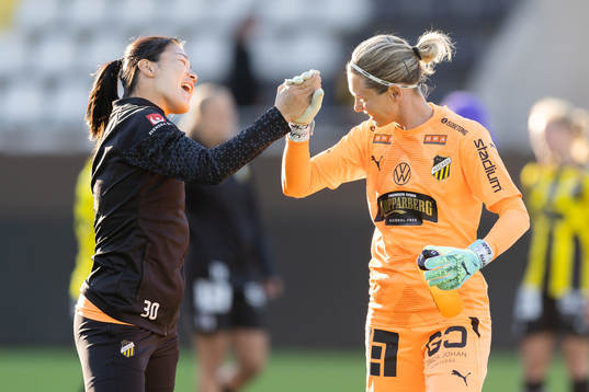Häckens målvakt Younggeul Yoon och målvakt Jennifer Falk