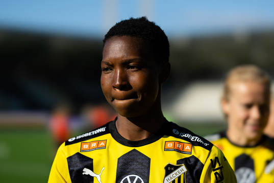 Häckens Aisha Masaka innan  fotbollsmatchen i