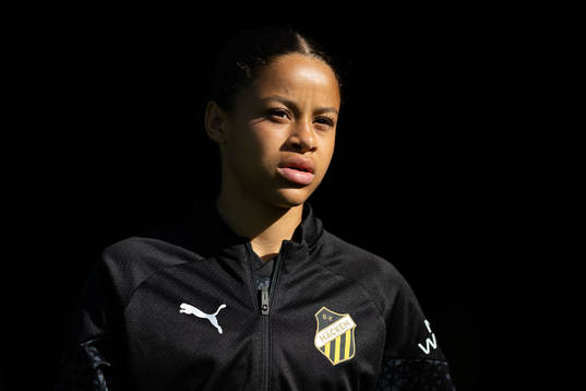 Häckens Felicia Schröder innan fotbollsmatchen i