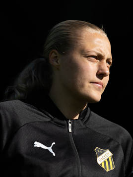 Häckens Elma Junttila Nelhage  innan fotbollsmatchen i