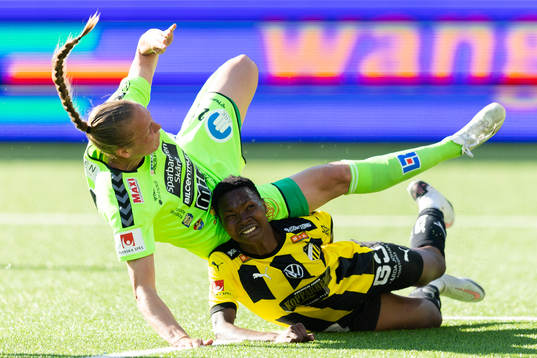 Kristianstads Therese Ivarsson och Häckens Aisha Masaka