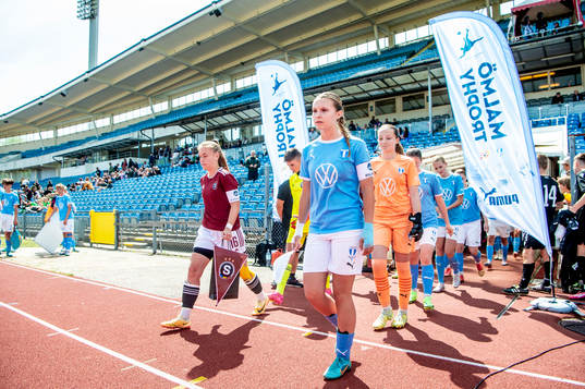 Spelarna kommer in på Malmö Stadion innan F15 matchen i