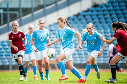 Malmö FFs Mikaela Rosesköld med bollen