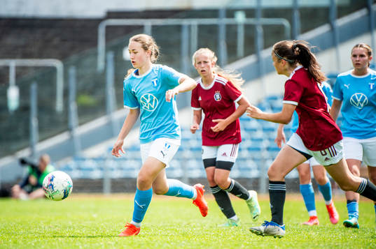 Malmö FFs Mikaela Rosesköld med bollen