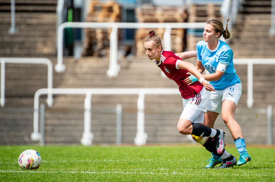 Spartas Ellen Eisltova mot Malmö FFs Ines Fredlund