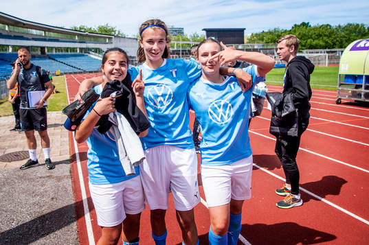 Malmös 1-1 målskytt i mitten, Thelma Persson med, Maya