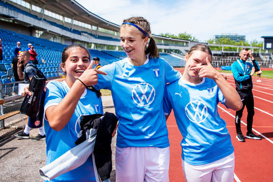 Malmös 1-1 målskytt i mitten, Thelma Persson med, Maya