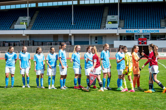 Spelarna ställer upp innan F15 matchen i Malmö Trophy