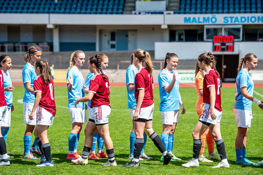 Spelarna ställer upp innan F15 matchen i Malmö Trophy