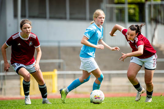 Malmö FFs Thea Carlsson mot Spartas spelare
