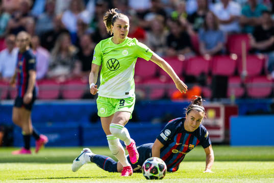 Ewa Pajor of Wolfsburg scores 0-1
