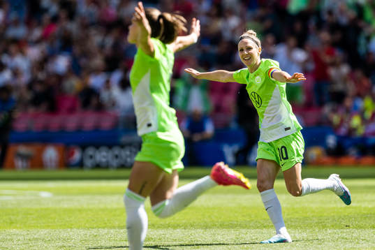Svenja Huth of Wolfsburg celebrates 0-1 by Ewa Pajor