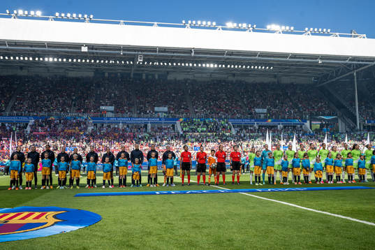 Players of Barcelona and of Wolfsburg