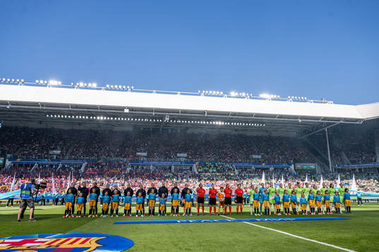 Players of Barcelona and of Wolfsburg