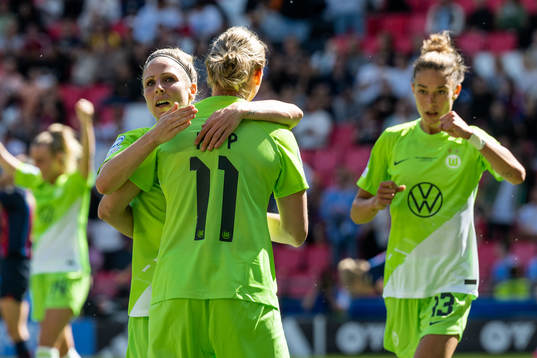 Alexandra Popp of Wolfsburg celebrate with teammates