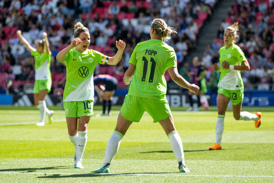 Alexandra Popp of Wolfsburg celebrate with teammates