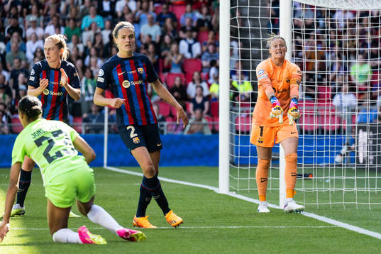 Goalkeeper Sandra Panos of Barcelona reacts