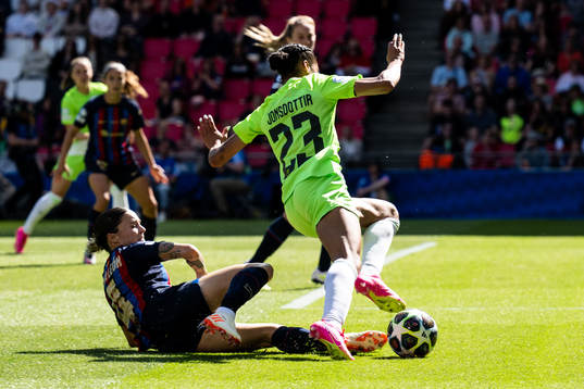 Mapi Leon of Barcelona and Sveindis Jonsdottir of Wolfsburg