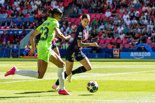 Mapi Leon of Barcelona and Sveindis Jonsdottir of Wolfsburg