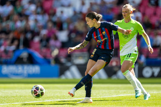Mapi Leon of Barcelona and Alexandra Popp of Wolfsburg