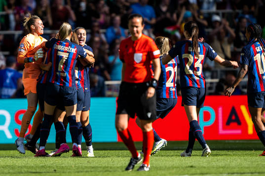 Players of Barcelona celebrate winning the UEFA Women's