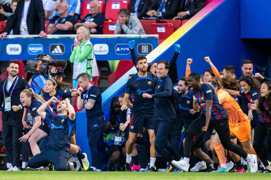 Head coach Jonatan Giráldez and players of Barcelona