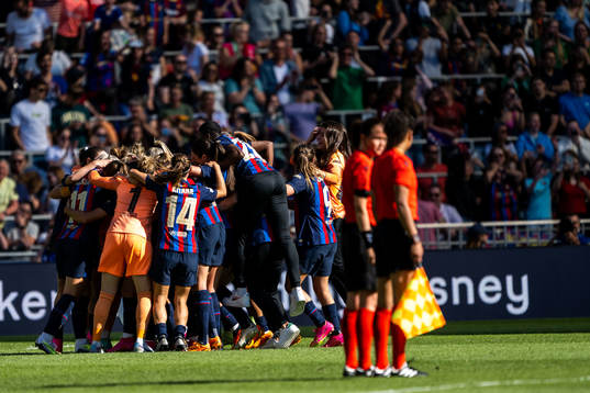 Players of Barcelona celebrate winning the UEFA Women's