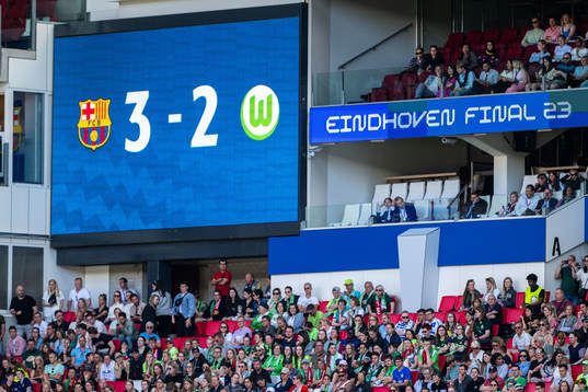 The score 3-2 is shown