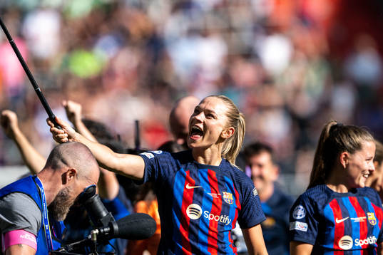 Fridolina Rolfö of Barcelona celebrate swinning the UEFA