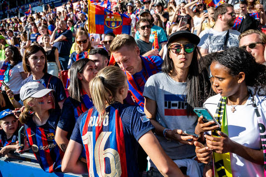 Fridolina Rolfö of Barcelona celebrates together with her