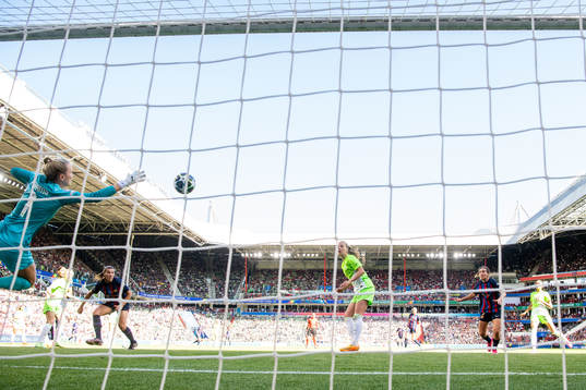 Patri Guijarro of Barcelona scores 2-2