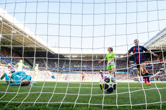 Mariona Caldentey of Barcelona celebrates and goalkeeper