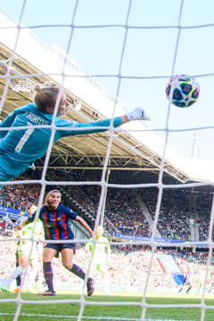 Patri Guijarro of Barcelona scores 1-2 behind goalkeeper