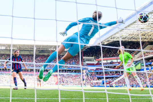 Patri Guijarro of Barcelona scores 1-2 behind goalkeeper