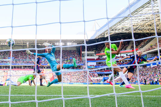 Fridolina Rolfö of Barcelona scores 3-2 behind goalkeeper